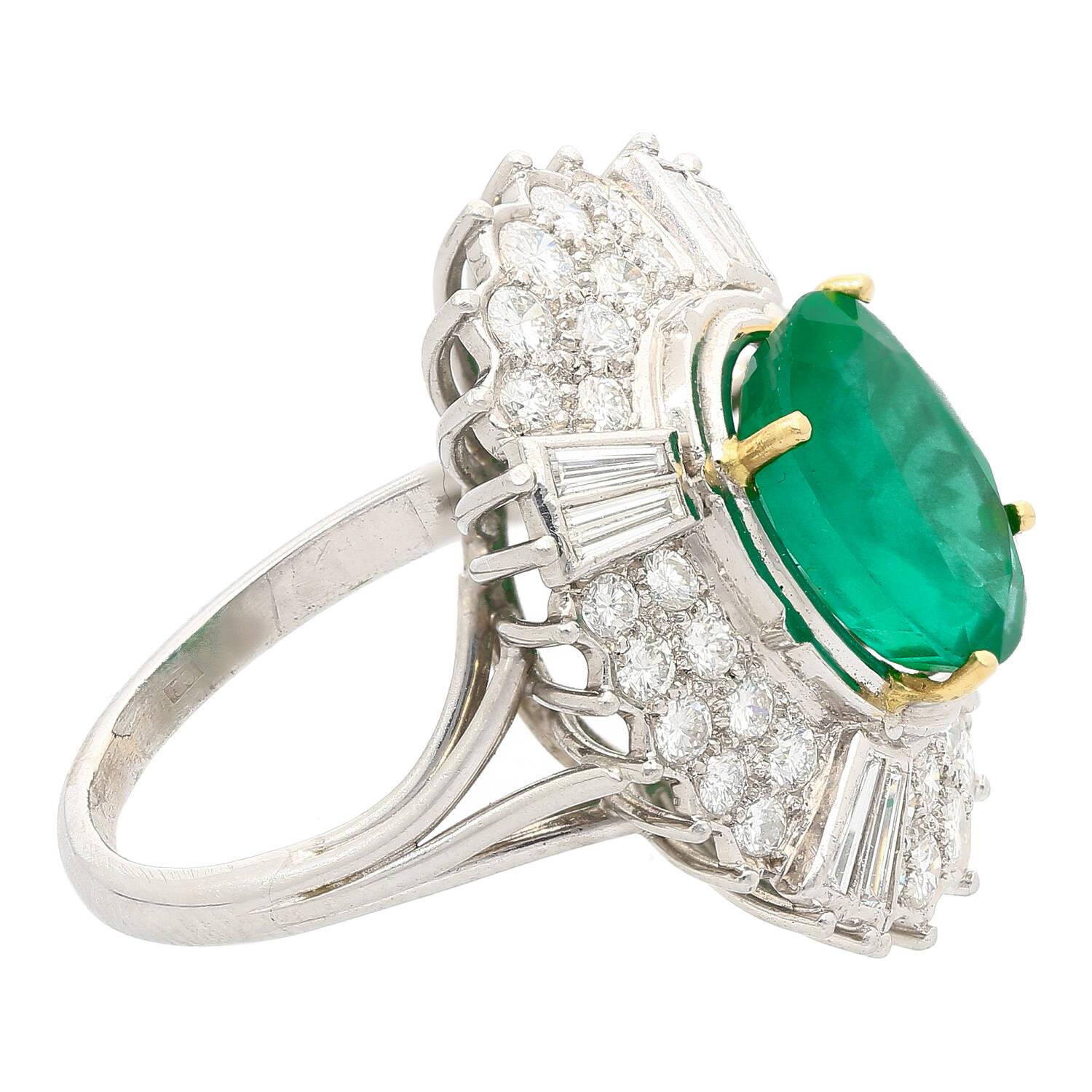 Art Deco GIA Certified 4 Carat Oval Cut No Oil Emerald and Diamond Halo Platinum Ring For Sale
