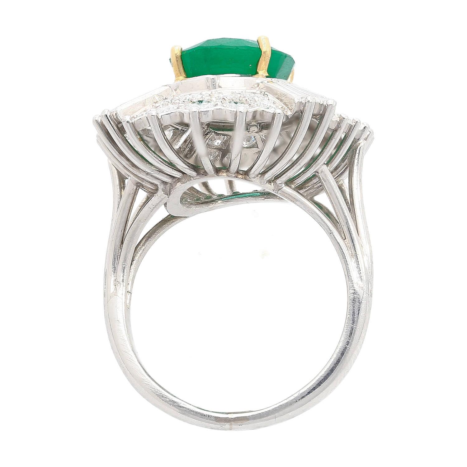 GIA Certified 4 Carat Oval Cut No Oil Emerald and Diamond Halo Platinum Ring In New Condition For Sale In Miami, FL