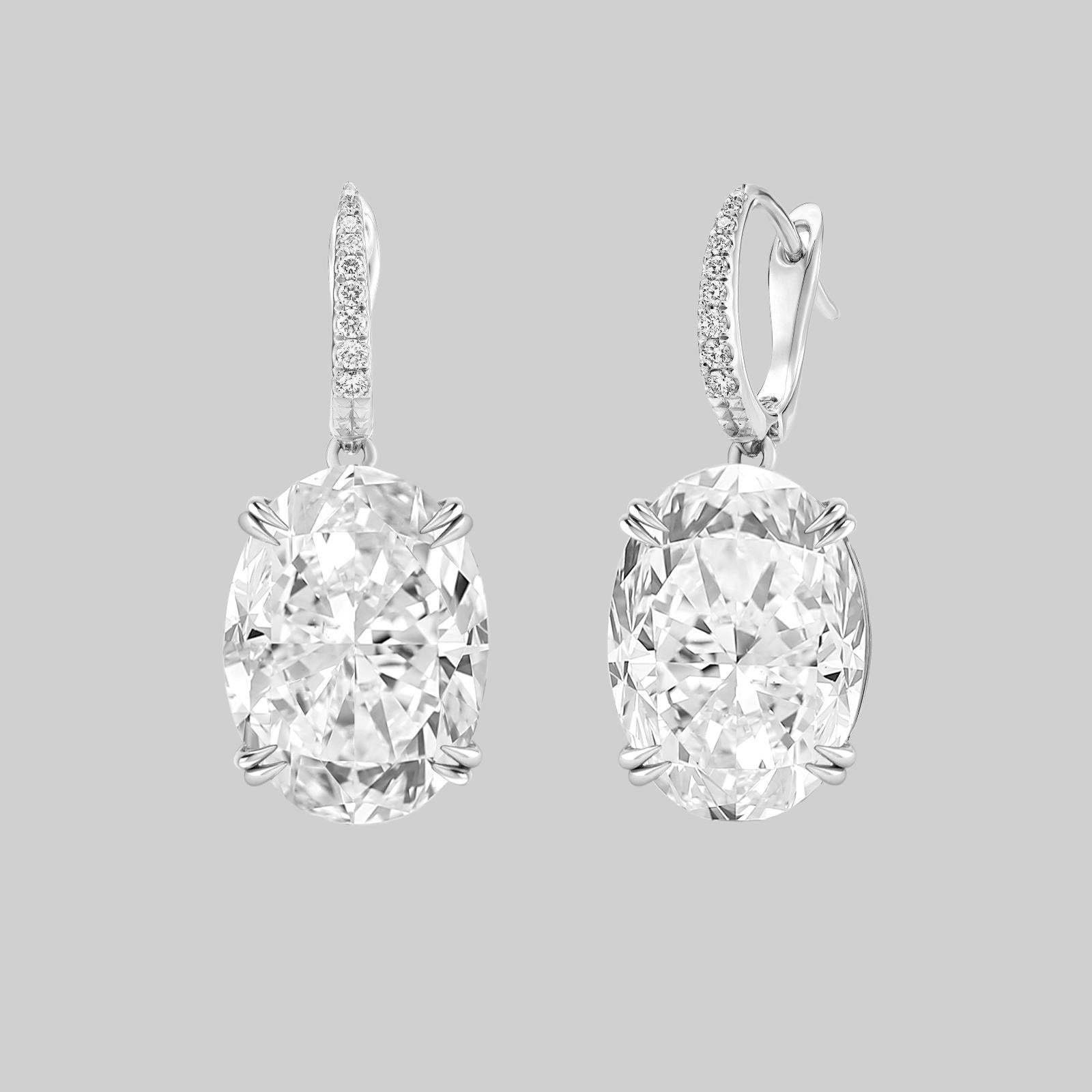 Boucles d'oreilles pendantes en platine avec diamant ovale de 6,61 carats certifié par le GIA.

Réalisées avec un souci du détail inégalé, ces boucles d'oreilles exquises sont un véritable chef-d'œuvre d'élégance et de raffinement. Chaque boucle