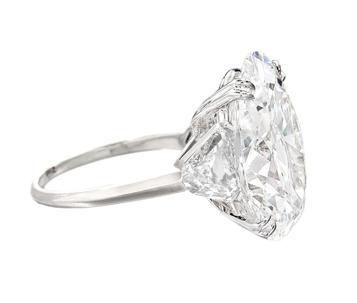 Découvrez l'incarnation du luxe avec notre exquise bague ovale en diamant, méticuleusement certifiée par le GIA pour l'authenticité et l'assurance de la qualité. Ce chef-d'œuvre est orné d'un diamant époustouflant de 4 carats, d'une couleur D et