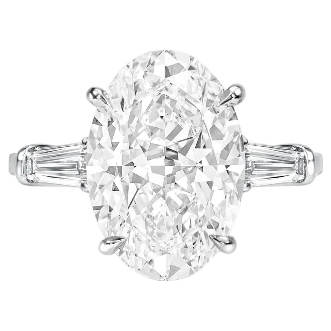 Presentamos el impresionante Anillo de Platino con Diamante Ovalado de 4 Quilates Certificado por el GIA, elegantemente complementado con diamantes baguette cónicos. En el corazón de este exquisito anillo brilla un fascinante diamante de talla oval,