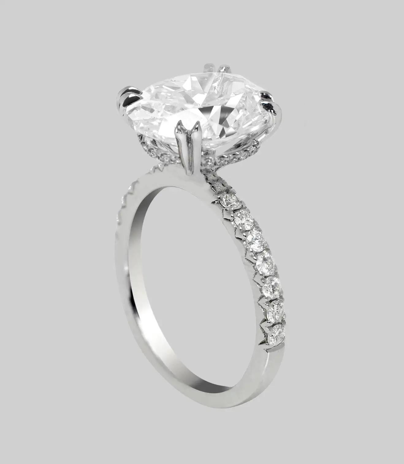 Le diamant a une apparence étonnante avec un éclat fascinant et vivant, et il est très à la mode avec sa forme ovale populaire et flatteuse. 

Avec son éclat vif, sa couleur blanche brillante et son apparence parfaitement nette, ce diamant est un
