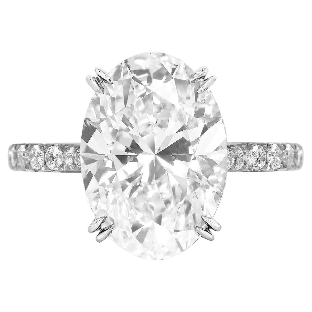 Anillo de diamantes ovalado de 4 quilates certificado por GIA