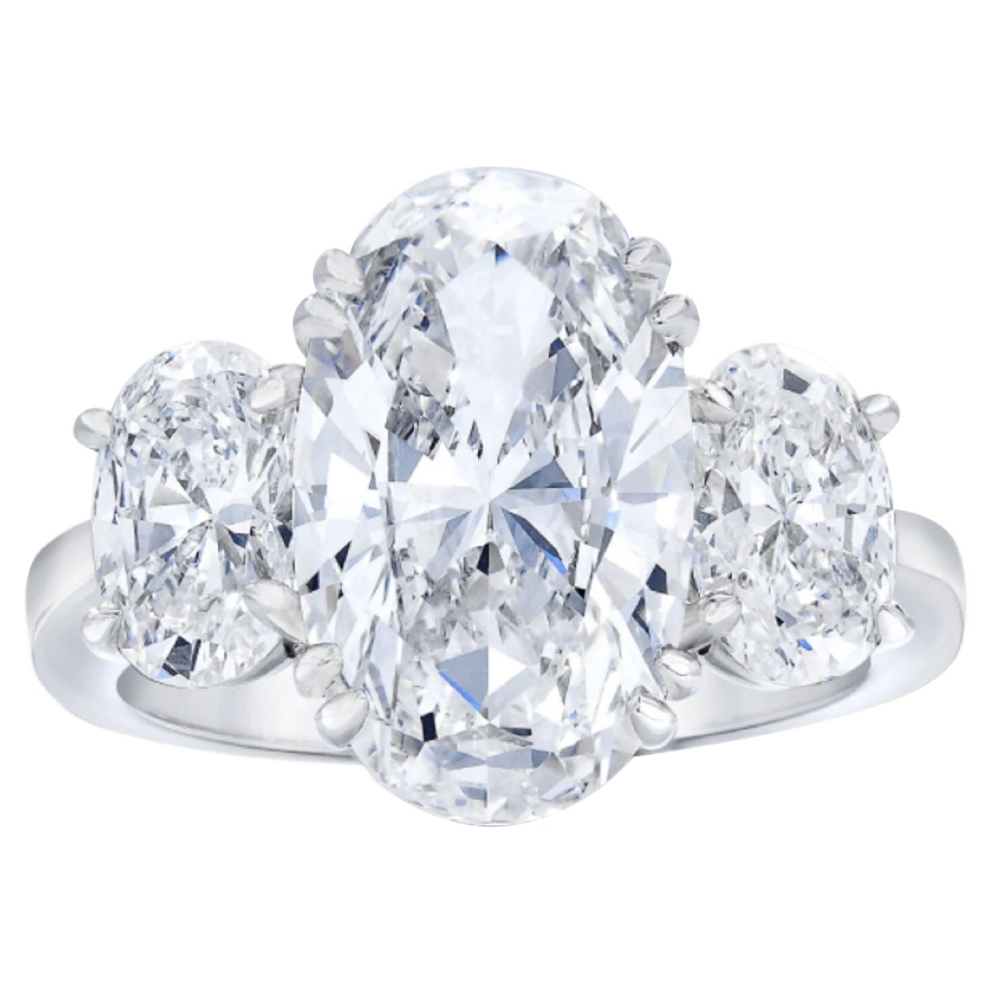 Anello in platino a tre pietre ovali certificato GIA da 4 carati in vendita
