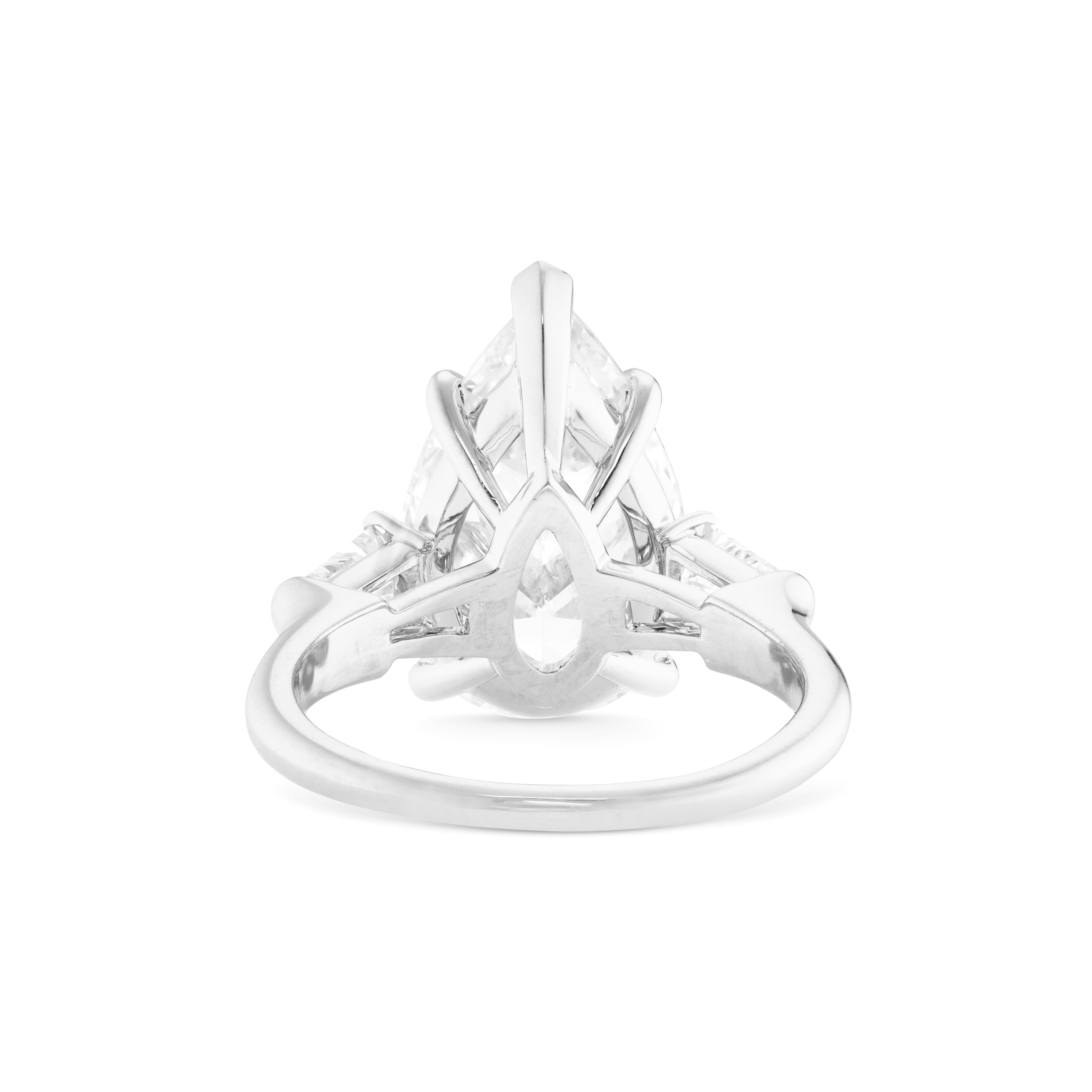 Bague exquise en diamant poire de 4 carats sertie de deux diamants poire de couleur g et de pureté vvs1
La bague est sertie en platine massif
taille 7
VVS1 clarté
g couleur