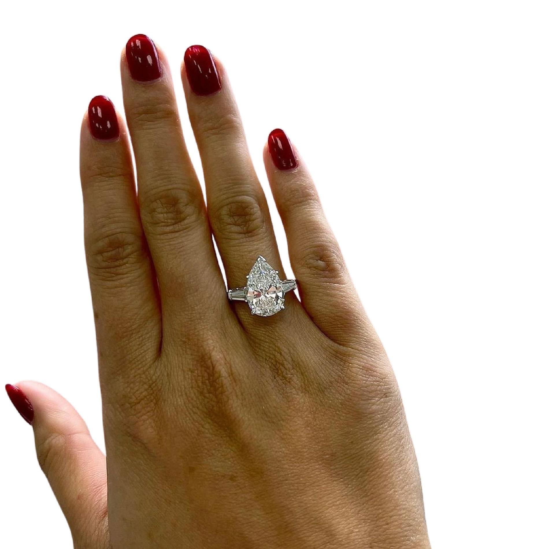 Im Mittelpunkt dieses exquisiten Rings steht ein prächtiger 4-Karat-Diamant im Birnenschliff, der vom Gemological Institute of America (GIA) zertifiziert wurde, um seine außergewöhnliche Qualität und Echtheit zu gewährleisten. Der Diamant glänzt mit