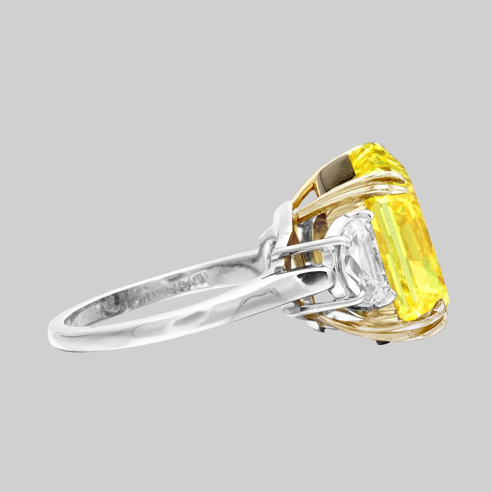 Une bague importante composée d'un diamant radiant pesant 4.10 carats. 
Le diamant est certifié par le GIA, qui atteste qu'il est de couleur jaune fantaisie et d'une pureté sans défaut interne.
Il est rehaussé de deux diamants en demi-lune de chaque
