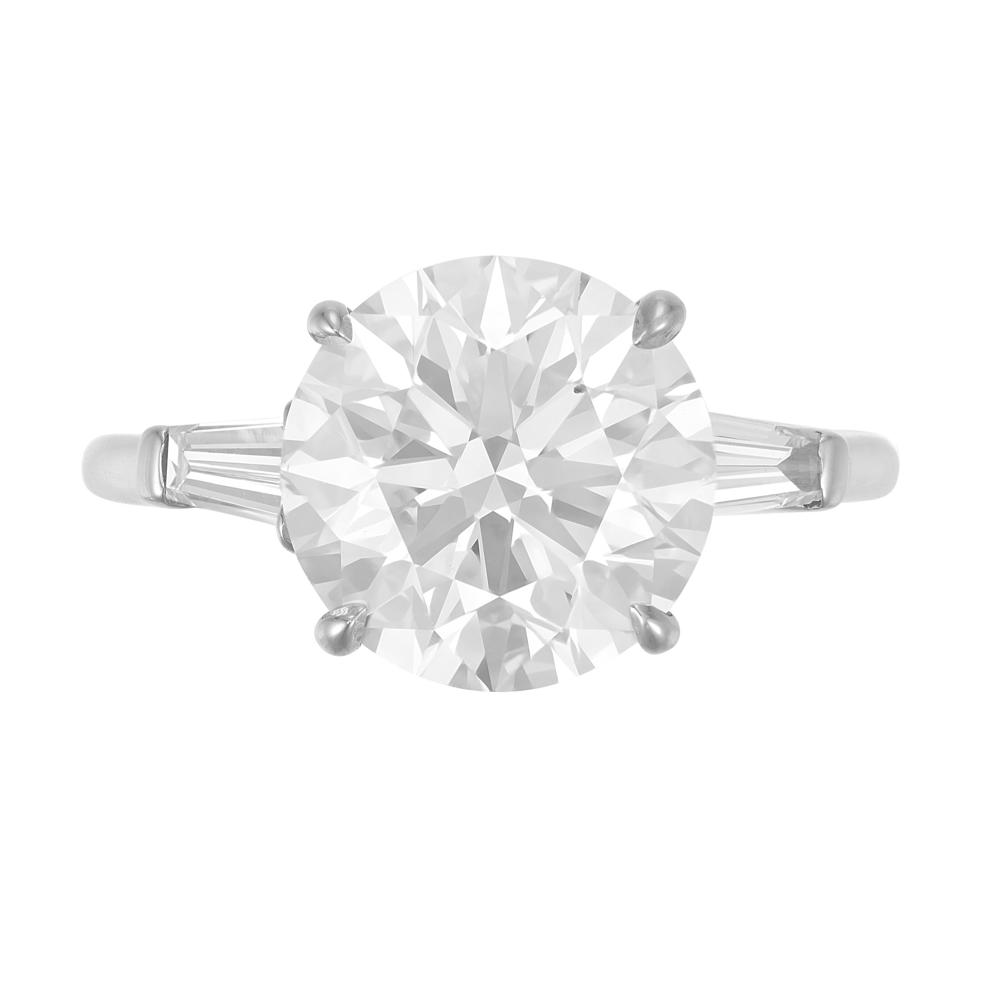 Anillo de diamantes talla redonda color F de 4 quilates con certificado GIA y baguette cónica Contemporáneo en venta