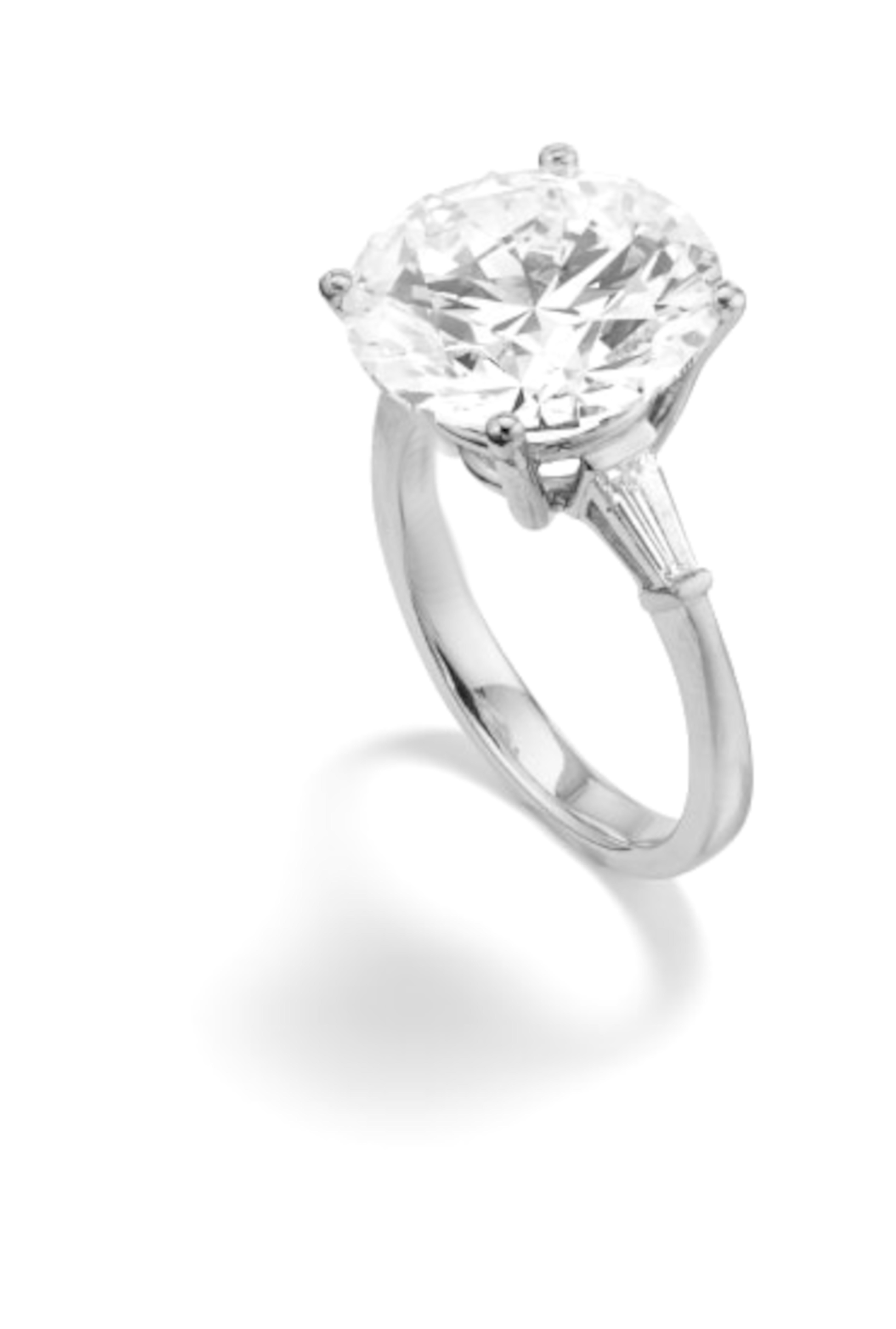 💎 RARO Y EXCEPCIONAL: Anillo de diamantes de 4 quilates con certificado GIA

Un auténtico tesoro para entendidos, este extraordinario diamante redondo de talla brillante de 4 quilates está certificado por el GIA 

De color E y claridad VVS1, este