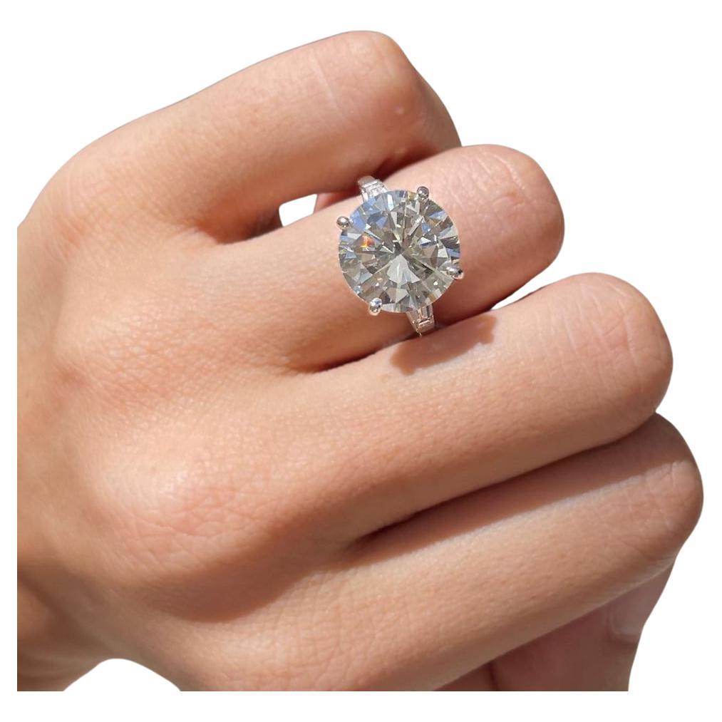 This exquisite ring showcases a 4.03 carat round brilliant cut diamond as it's centerpiece, radiating timeless elegance and exceptional sparkle. Set in platinum, the ring offers both strength and a luxurious finish.Certified by GIA, the diamond