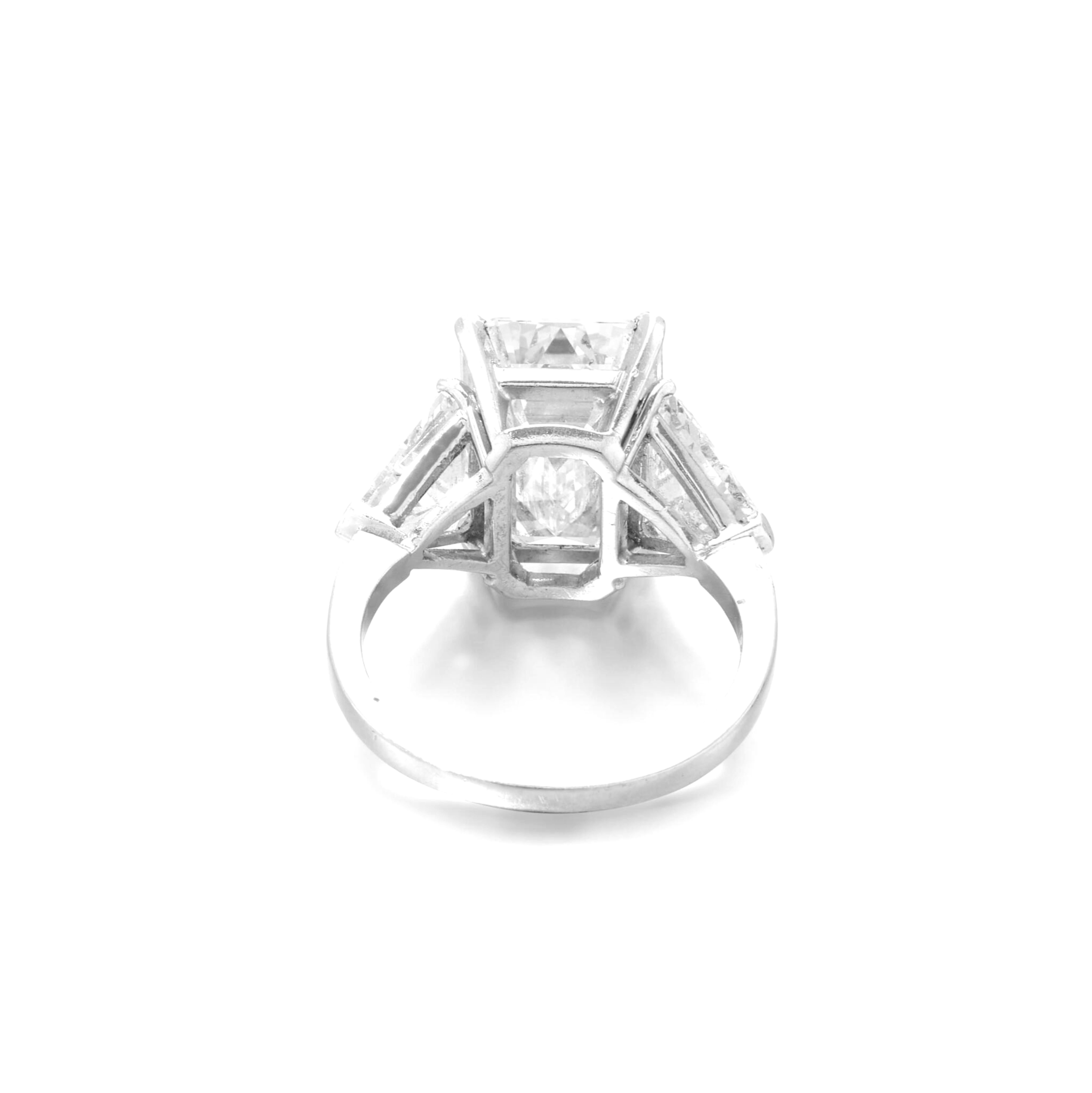 This exquisite solitaire ring features a GIA-certified 4-carat Emerald Cut Diamond, set in a timeless platinum design. The diamond boasts exceptional quality, with the following characteristics:

Color Grade: E
Clarity Grade: VVS2 

This ring is a