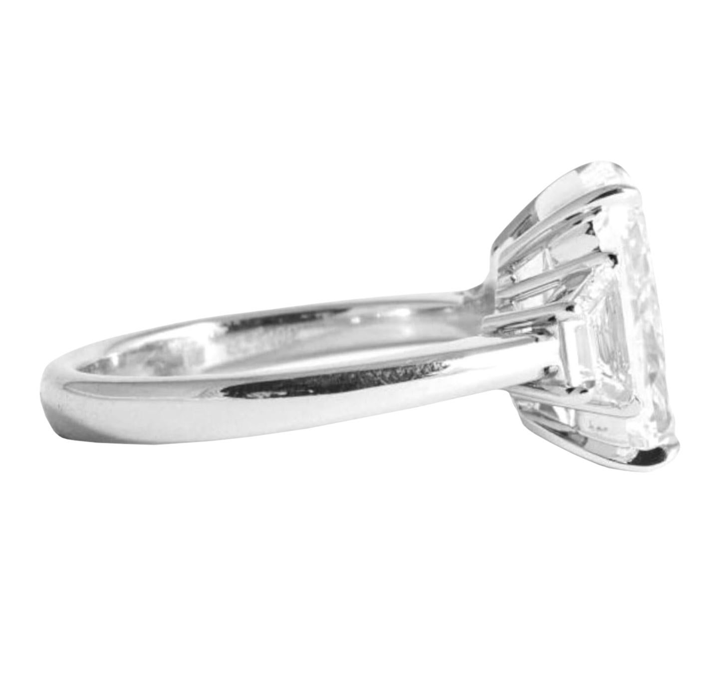 Contemporary GIA Certified 5 Carat Radiant VVS2 Diamond Engagement Platinum Ring For Sale