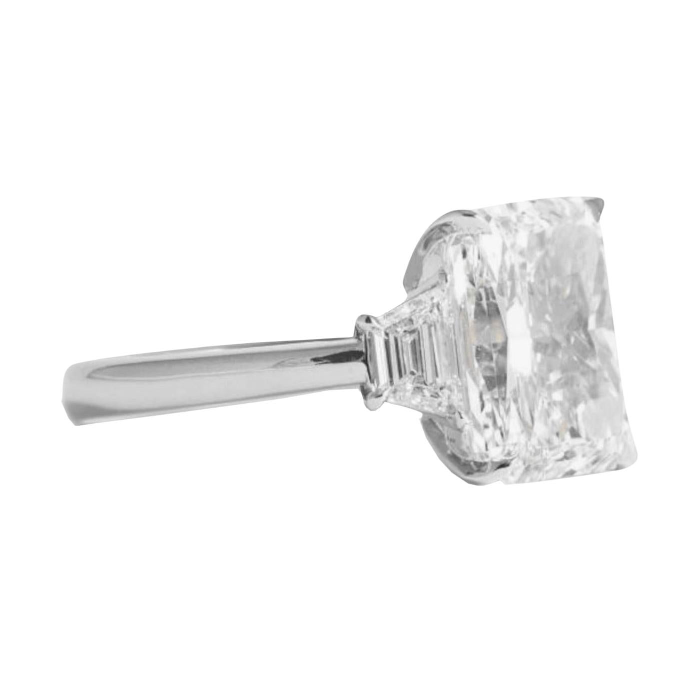 Round Cut GIA Certified 5 Carat Radiant VVS2 Diamond Engagement Platinum Ring For Sale
