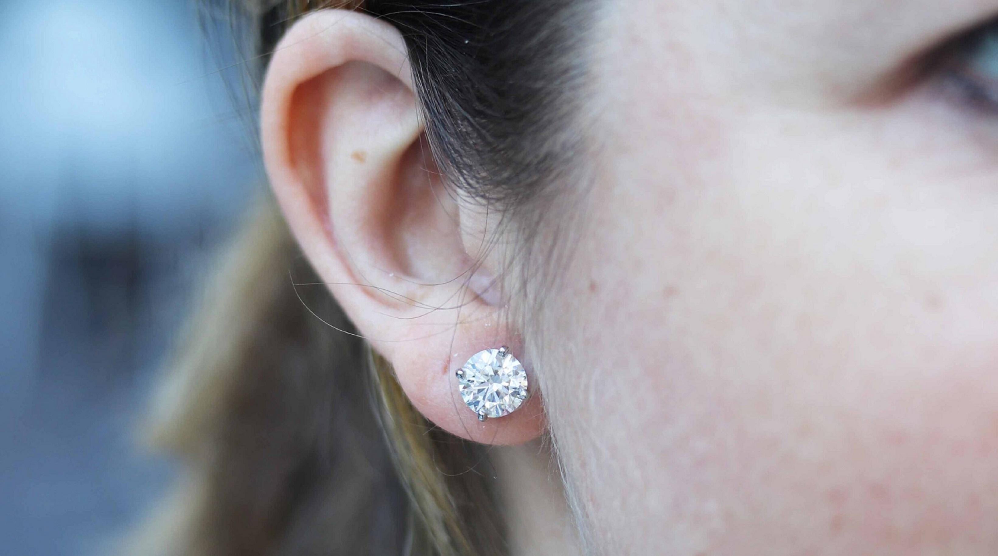 Eleva il tuo stile con questi orecchini a perno con diamante rotondo da 4 carati, certificati GIA, che emanano una raffinatezza senza tempo e una bellezza senza pari. Ciascun diamante abbagliante è saldamente incastonato in una montatura a griffe