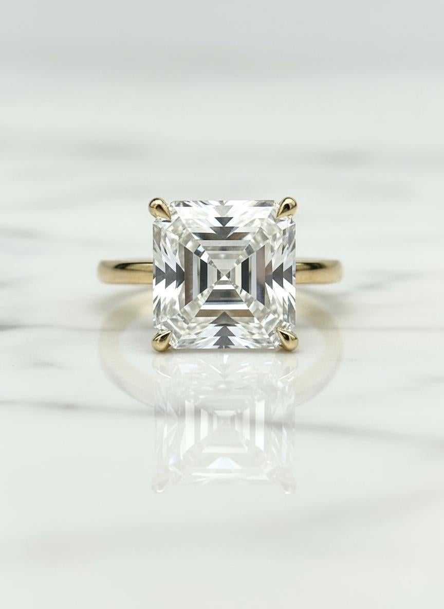 Ein bemerkenswertes und zeitloses Stück mit einem GIA-zertifizierten 4-karätigen quadratischen Diamanten im Smaragdschliff, der mit der Farbe G und der Reinheit 