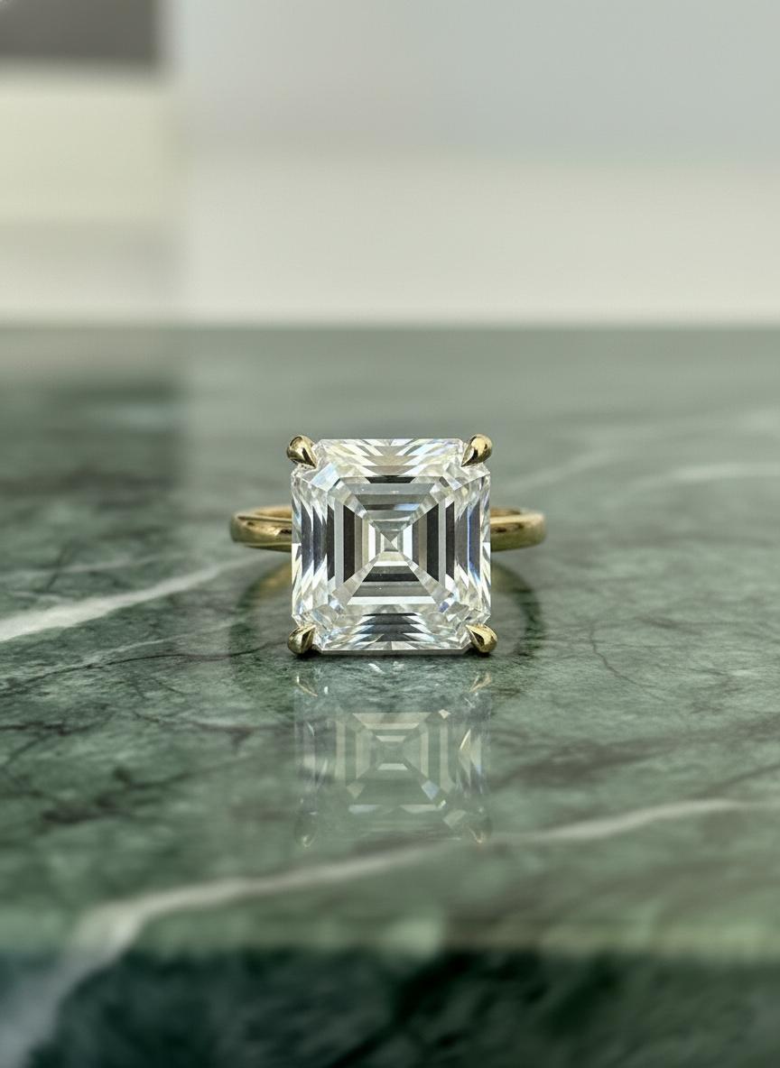 Contemporaneo Anello solitario con diamante quadrato taglio smeraldo certificato GIA da 4 carati in vendita