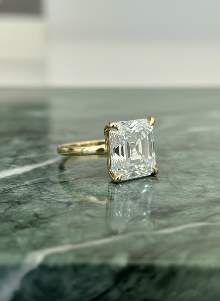 Taglio Asscher Anello solitario con diamante quadrato taglio smeraldo certificato GIA da 4 carati in vendita