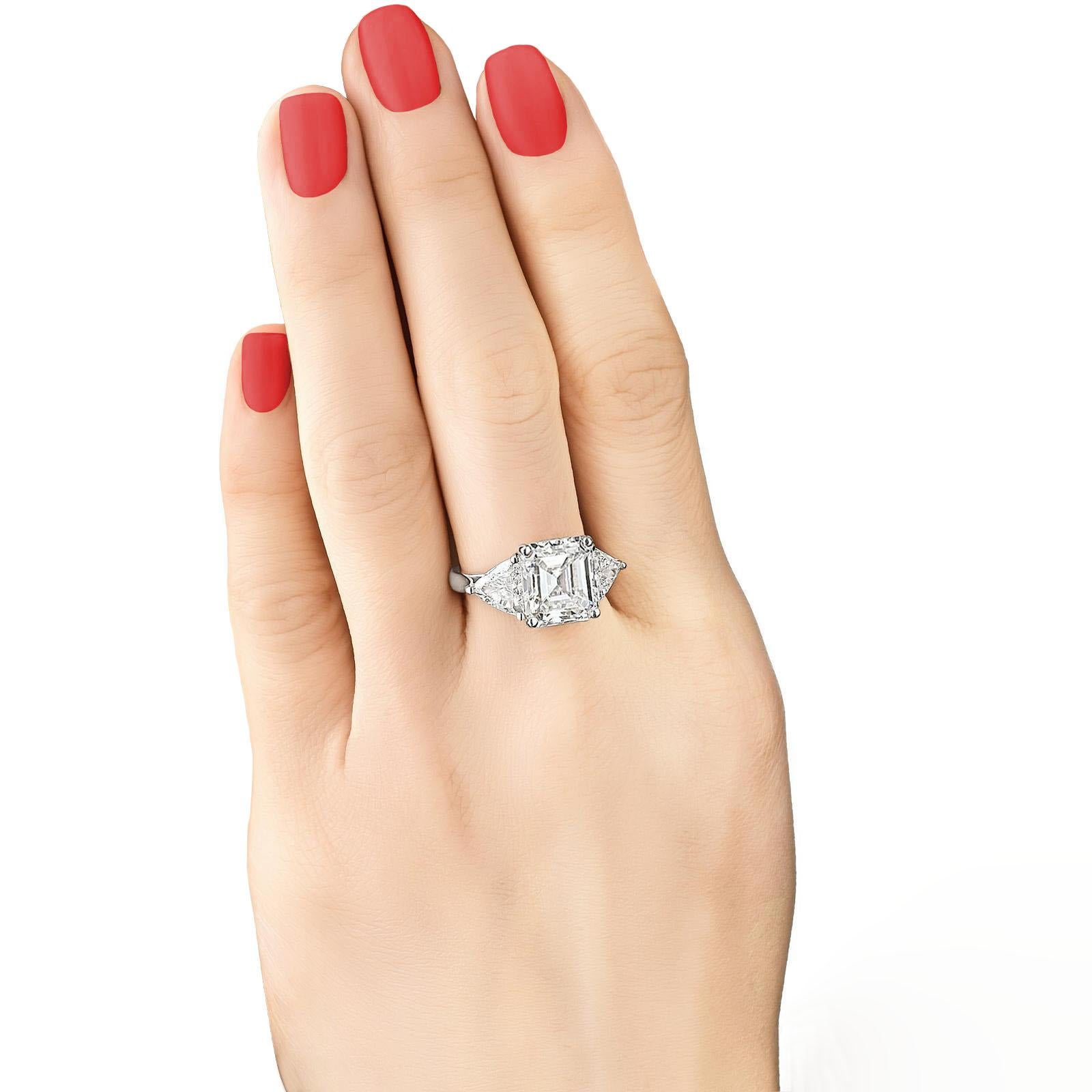 Exquisite Platinum Emerald Cut Diamond Engagement Ring - 5 ct Total Weight

This stunning three-stone engagement ring features a total of 4 carats of dazzling diamonds set in luxurious platinum. The centerpiece is a breathtaking 4 ct Natural Emerald