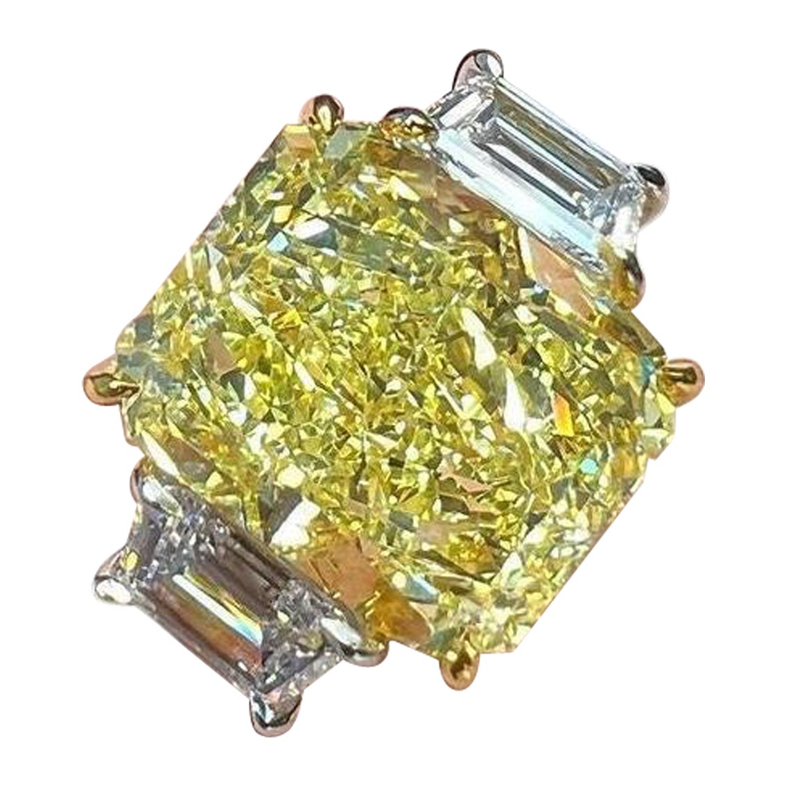 Bague fantaisie à trois pierres en diamant jaune clair de 4 carats certifié GIA en vente