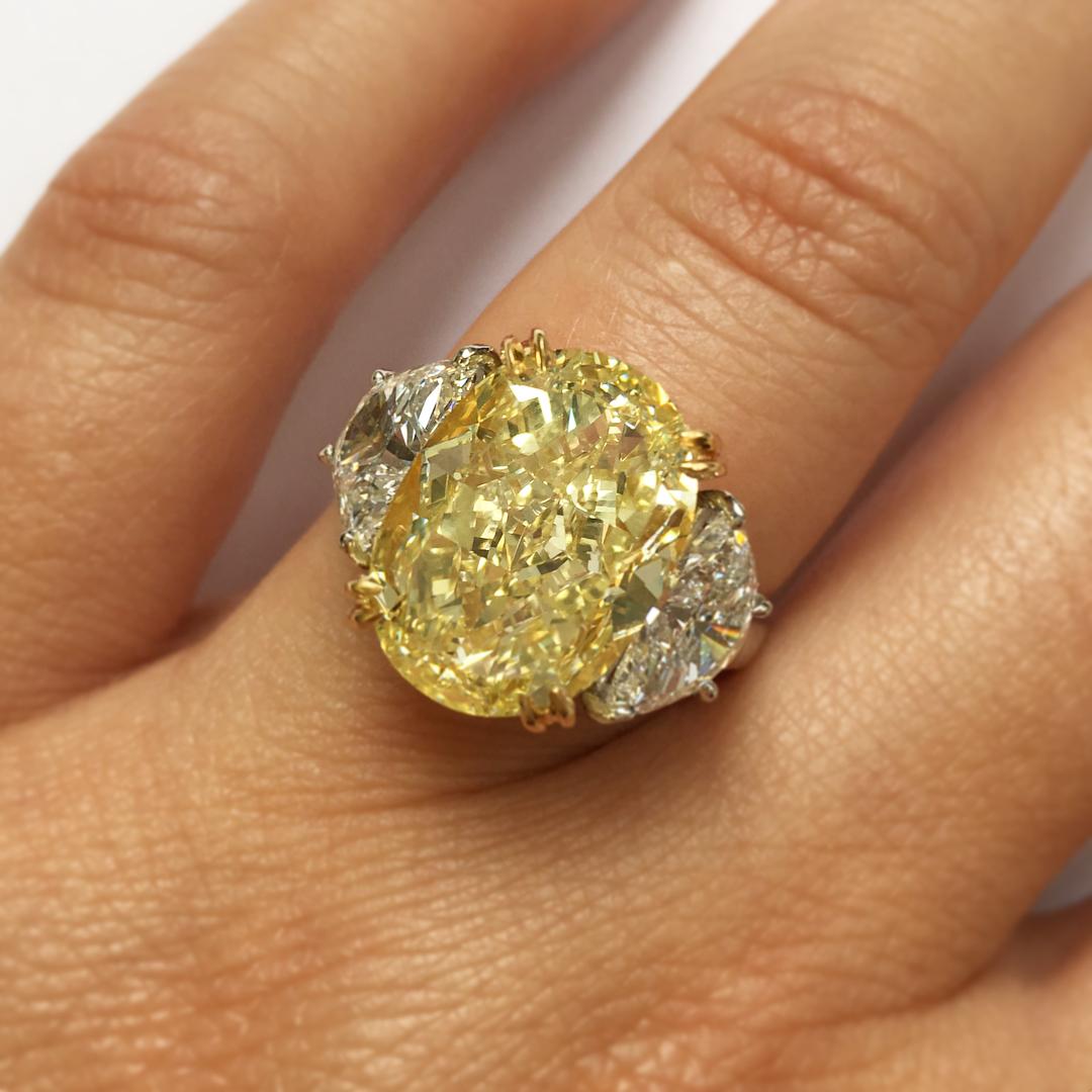 Moderne Bague sans défaut à trois pierres en diamant jaune fantaisie de taille ovale de 4 carats certifié par le GIA en vente