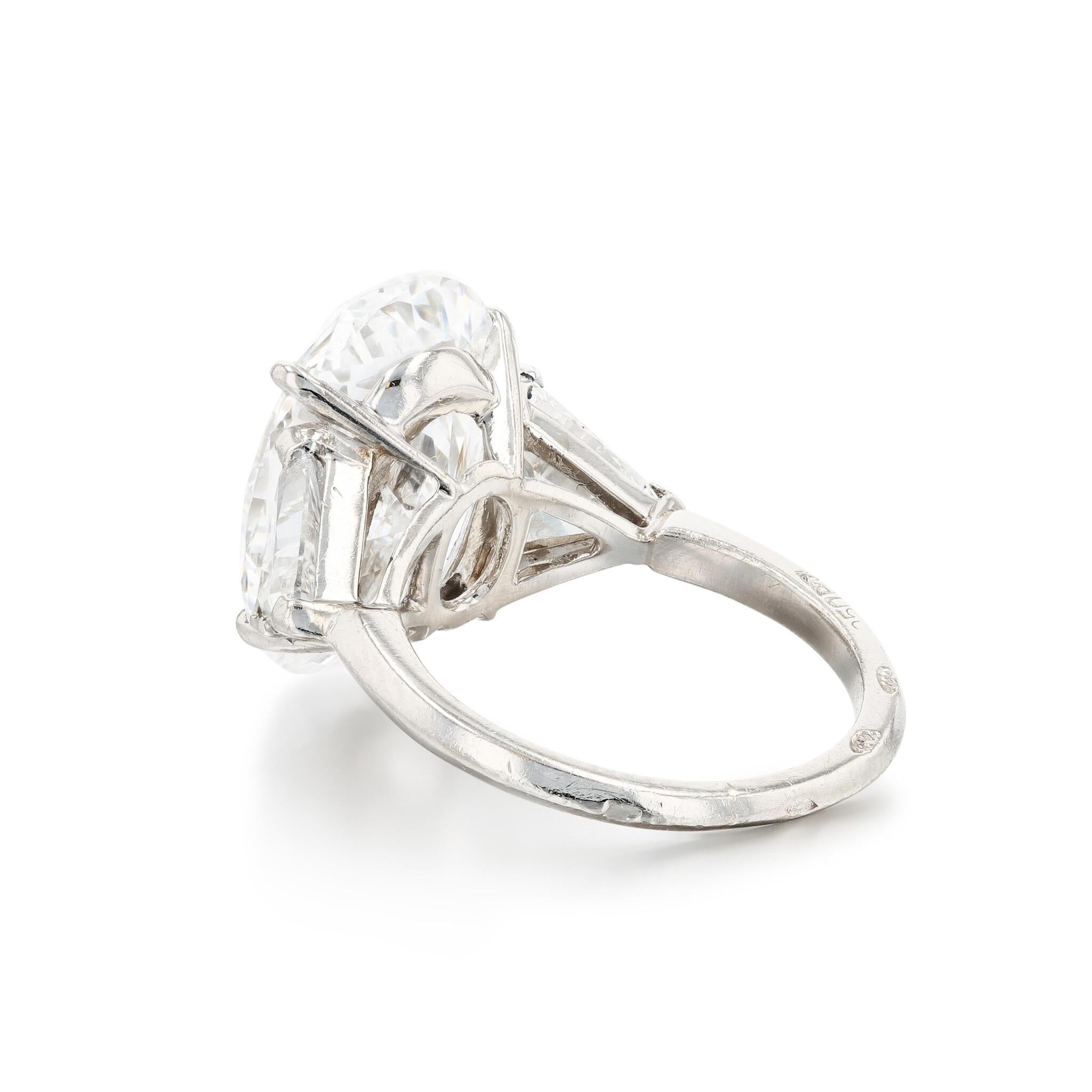 Diamante ovale da 4 carati certificato GIA con pietre laterali trillion incastonate in platino. Il diamante ha una classificazione di colore H, ovvero quasi incolore, che indica che apparirà per lo più chiaro a occhio nudo. Con una classificazione