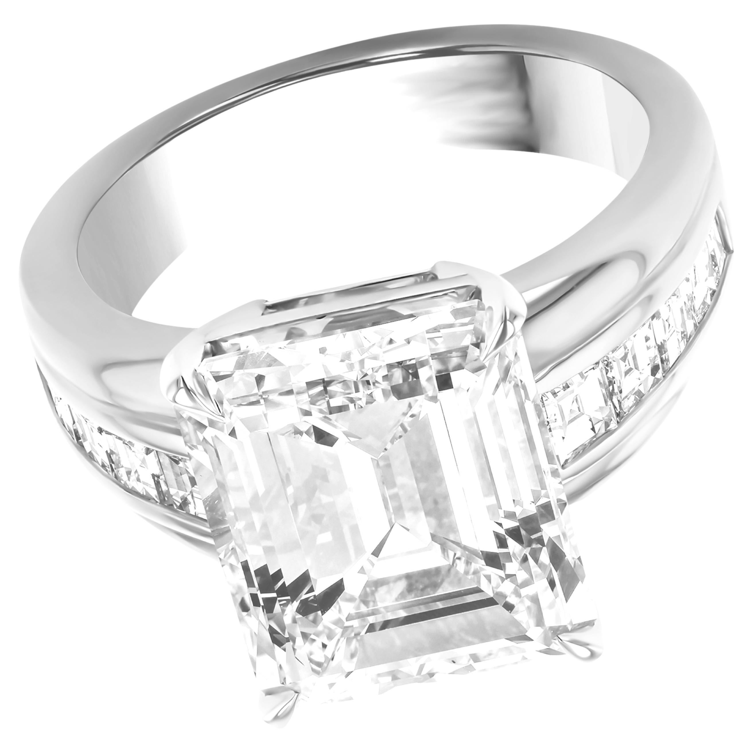 GIA-zertifizierte 4 Karat. Smaragdschliff Diamant Platin Ring (Zeitgenössisch) im Angebot