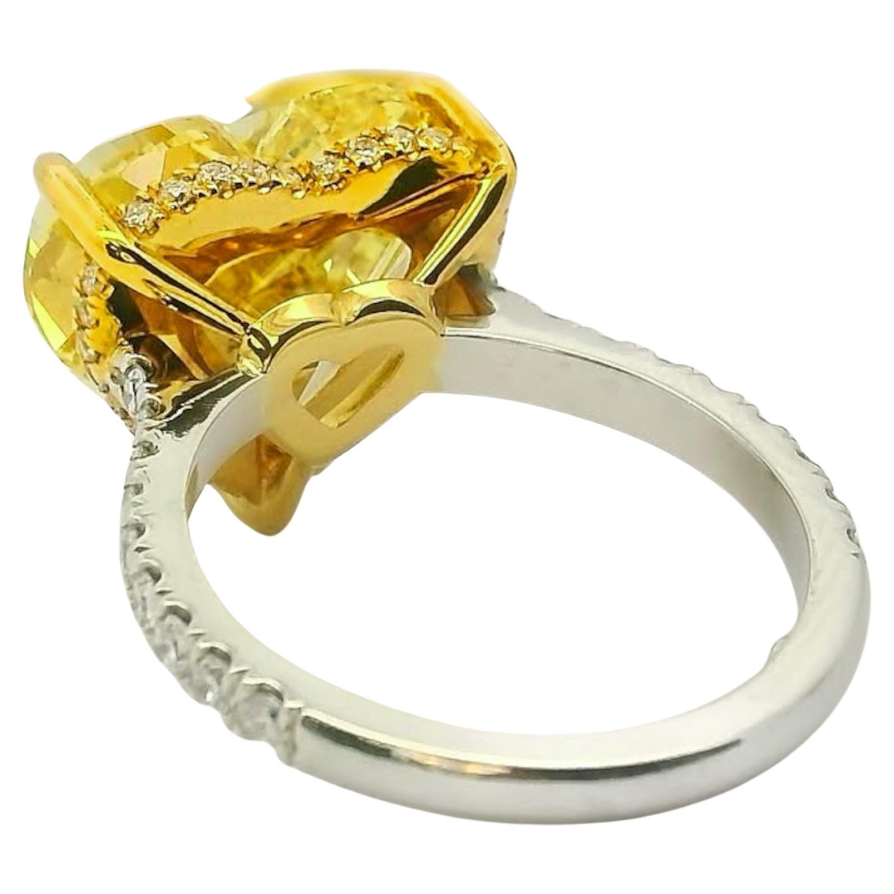 Superbe diamant taillé en cœur de couleur jaune vert fantaisie, pesant un poids impressionnant de 4 ct. Ce diamant exceptionnel présente une pureté vs2, ce qui lui confère une brillance et un feu qui captent l'attention. Montée sur un luxueux anneau