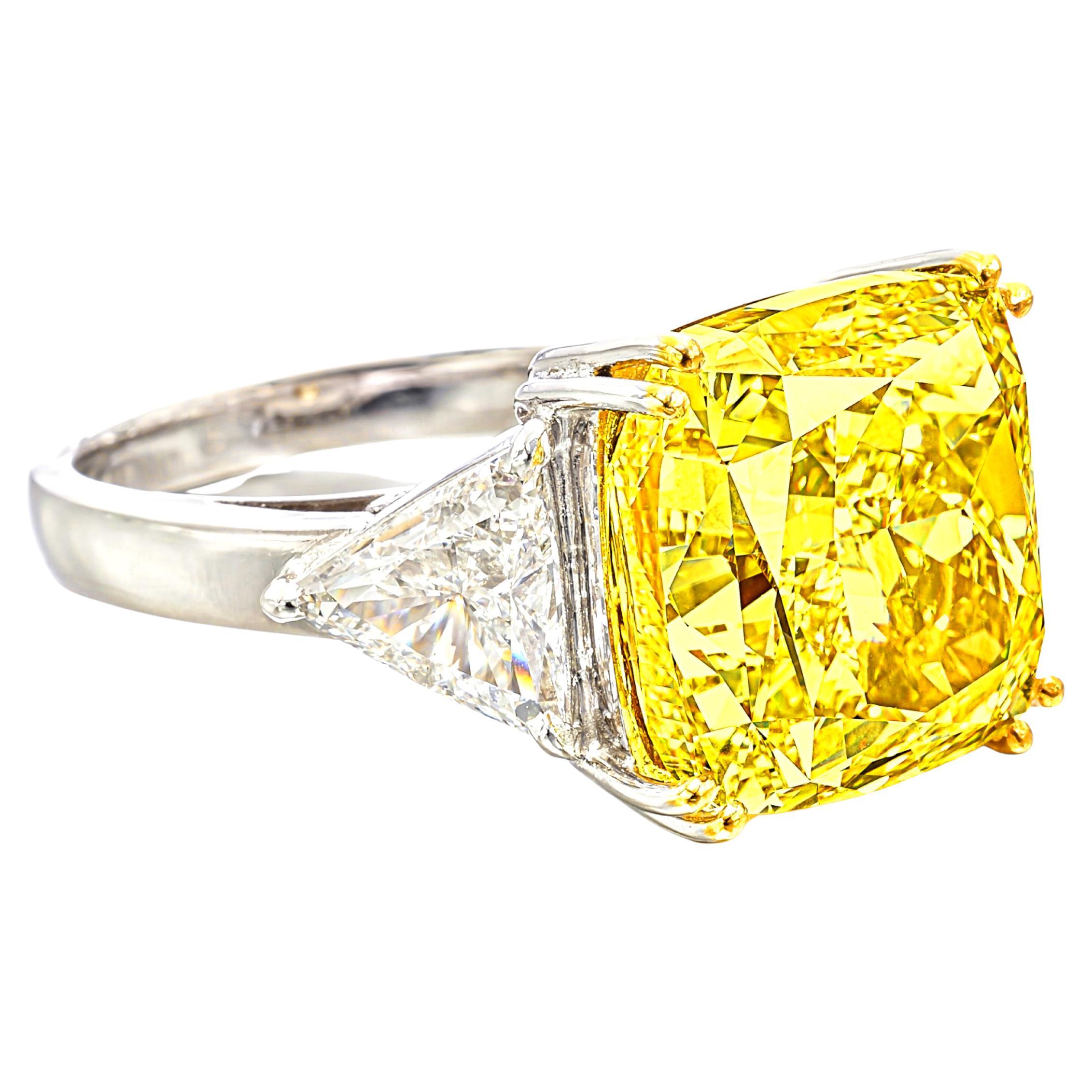 La beauté exquise de cette magnifique bague de fiançailles, ornée d'un superbe diamant jaune fantaisie de 4 carats de taille coussin, attire l'attention en tant que pièce maîtresse captivante. Fixées par quatre griffes façonnées à la main, les