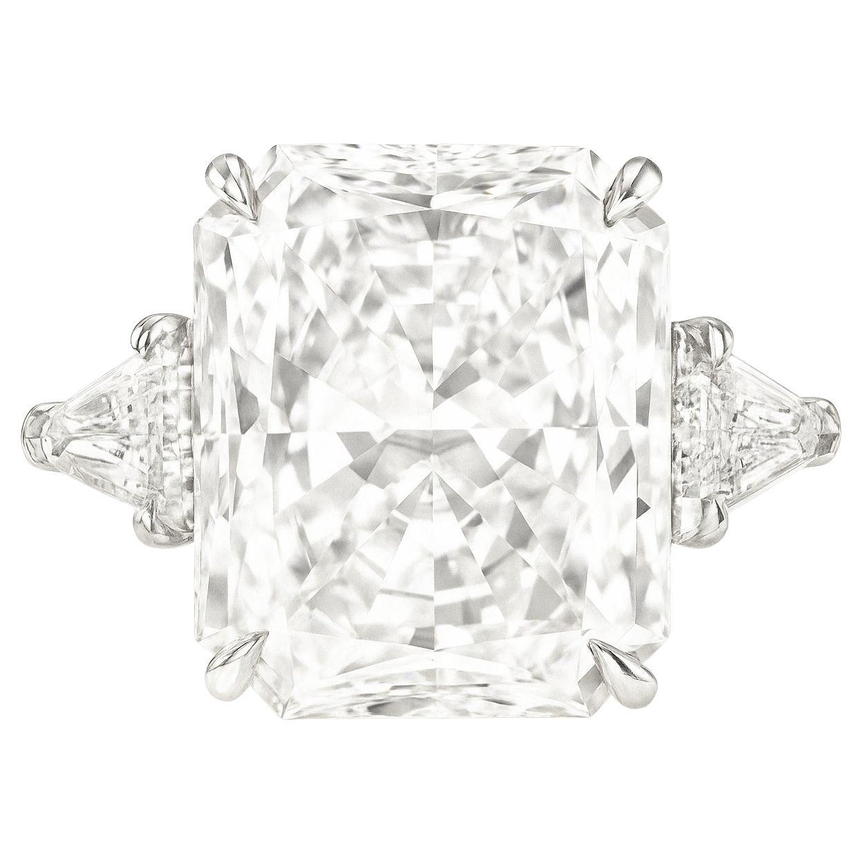 Certificato GIA da 4 carati. Anello in platino con diamante a taglio radiante