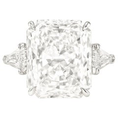 Certificato GIA da 4 carati. Anello in platino con diamante a taglio radiante