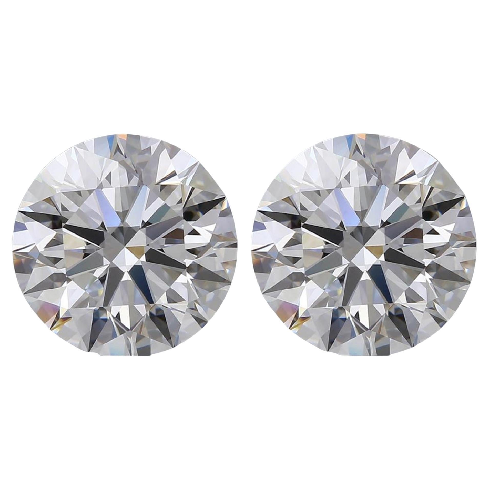 Fantastische, aufeinander abgestimmte Paare von Diamanten mit rundem Brillantschliff, die vom GIA als FLAWLESS für Reinheit und F für Farbe eingestuft wurden.
Jeder Diamant wiegt 2 Karat, also insgesamt 4 Karat.
