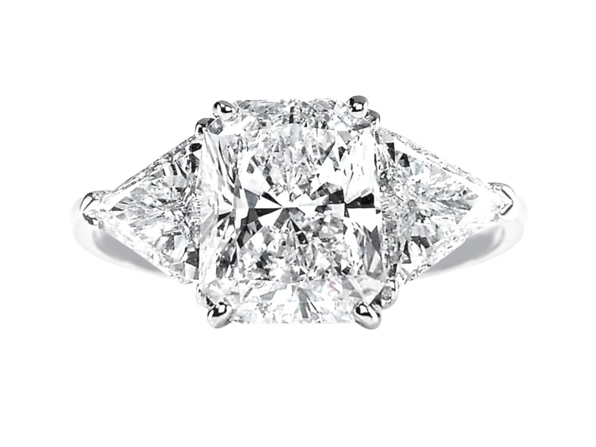 Taille radiant Bague à trois pierres avec diamant taille trillion radiant de 4 carats certifié GIA en vente