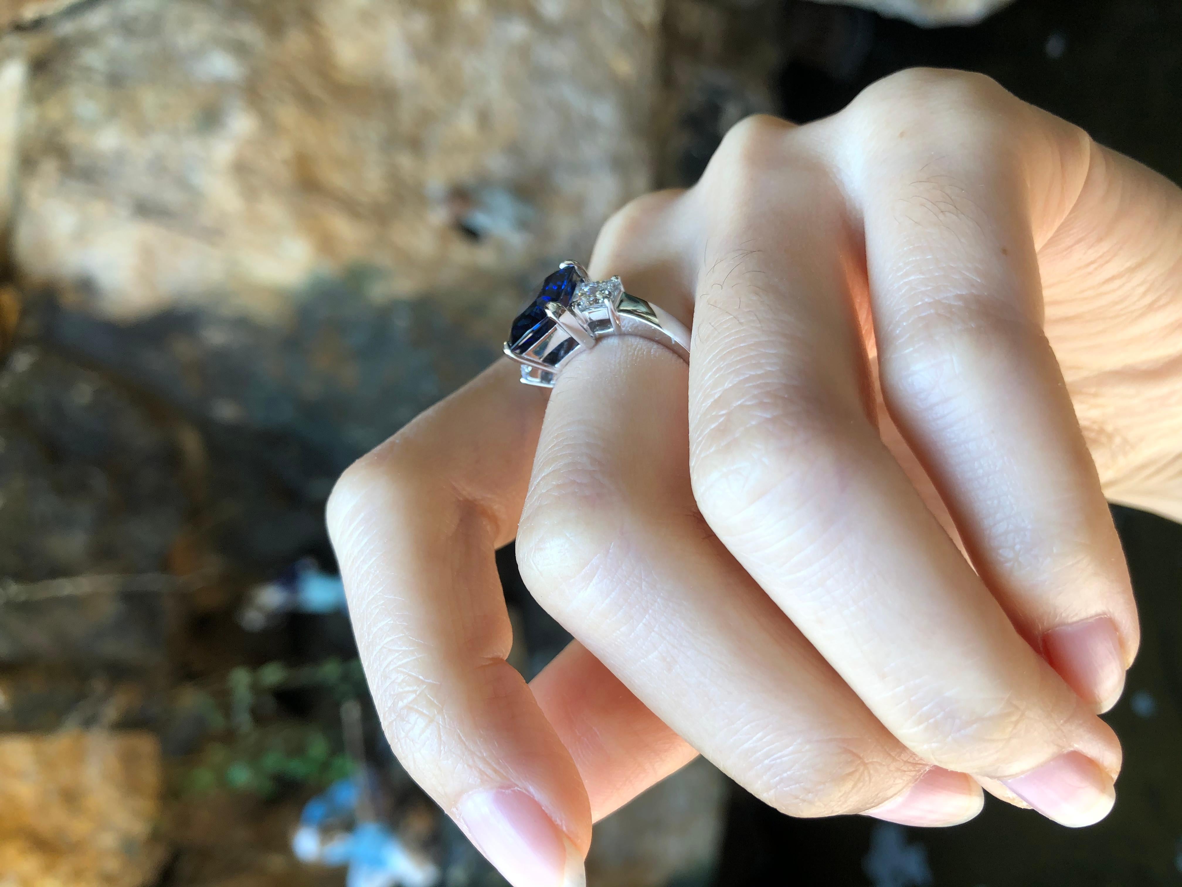 GIA-zertifizierter 4 Karat königsblauer Saphir mit Diamantring aus 18 Karat Weißgold 5