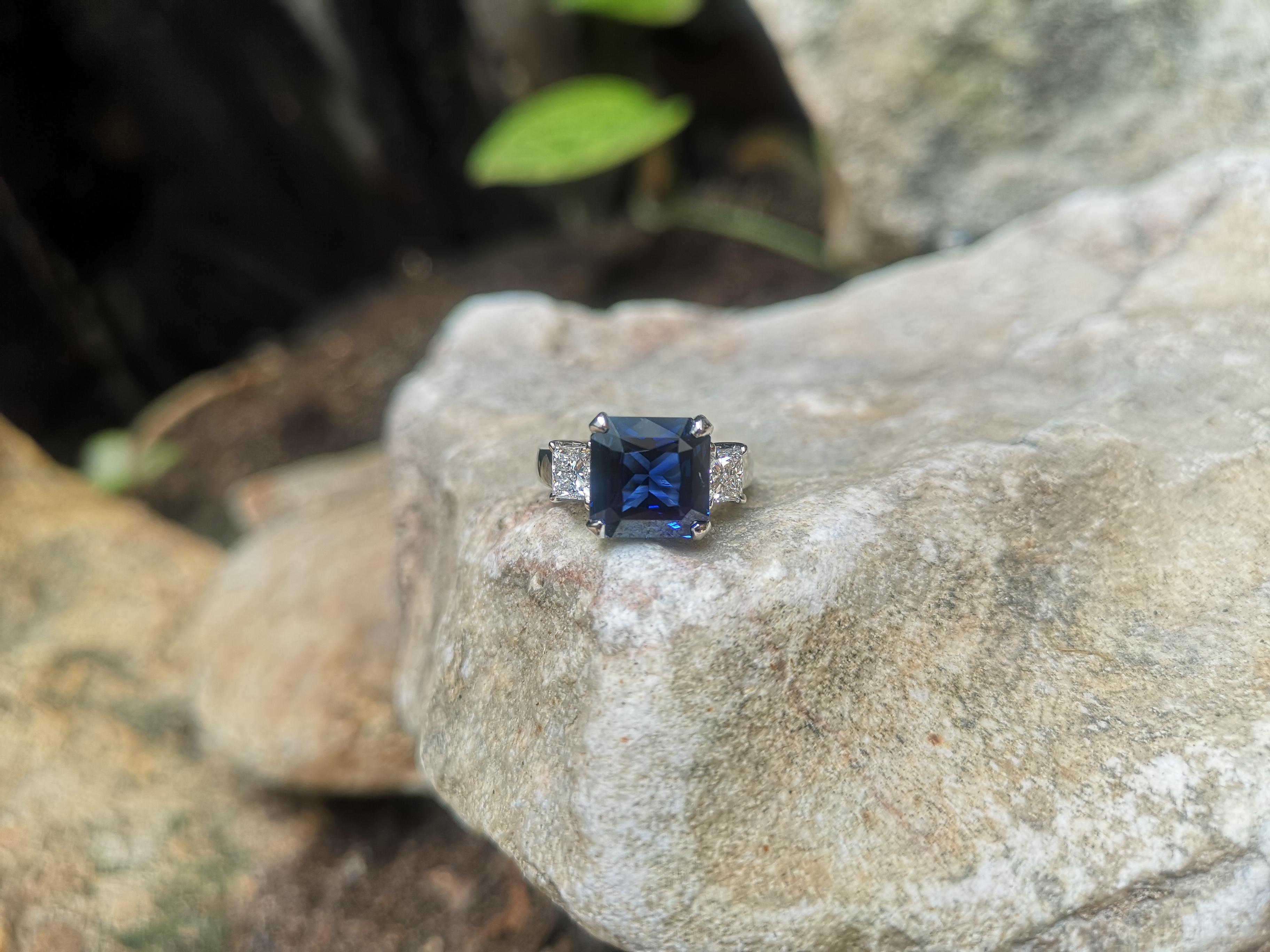 GIA-zertifizierter 4 Karat königsblauer Saphir mit Diamantring aus 18 Karat Weißgold (Carréschliff)