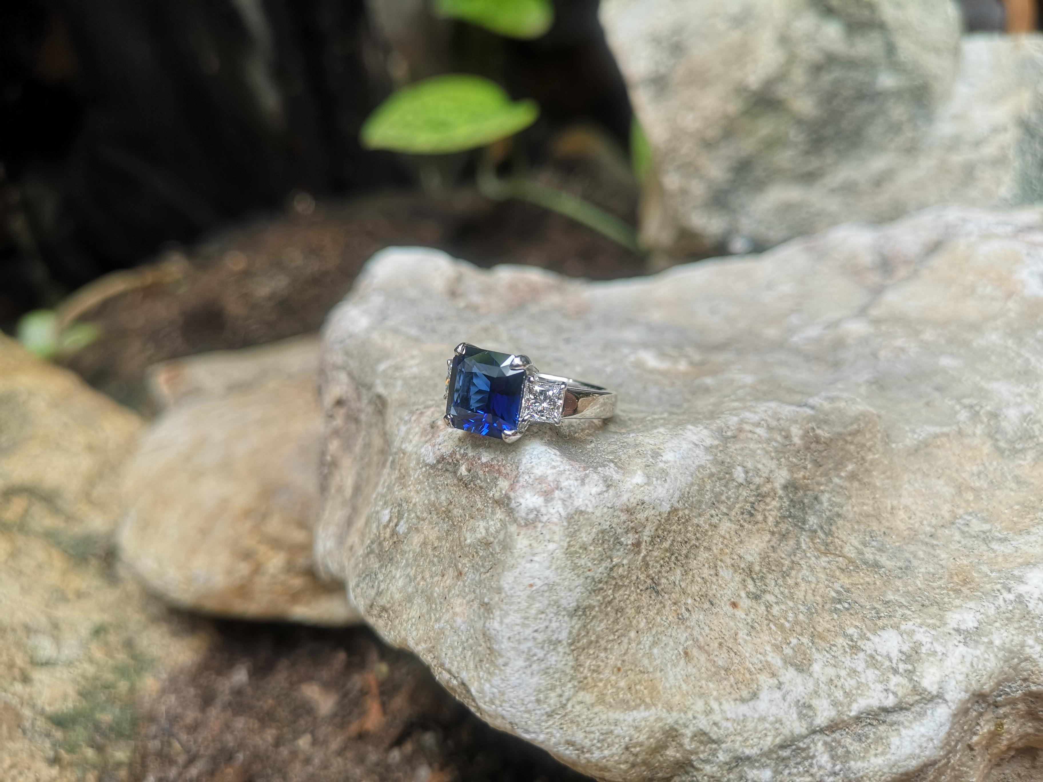 GIA Certified 4 Cts Royal Blue Sapphire with Diamond Ring in 18k White Gold In New Condition In Bangkok, TH