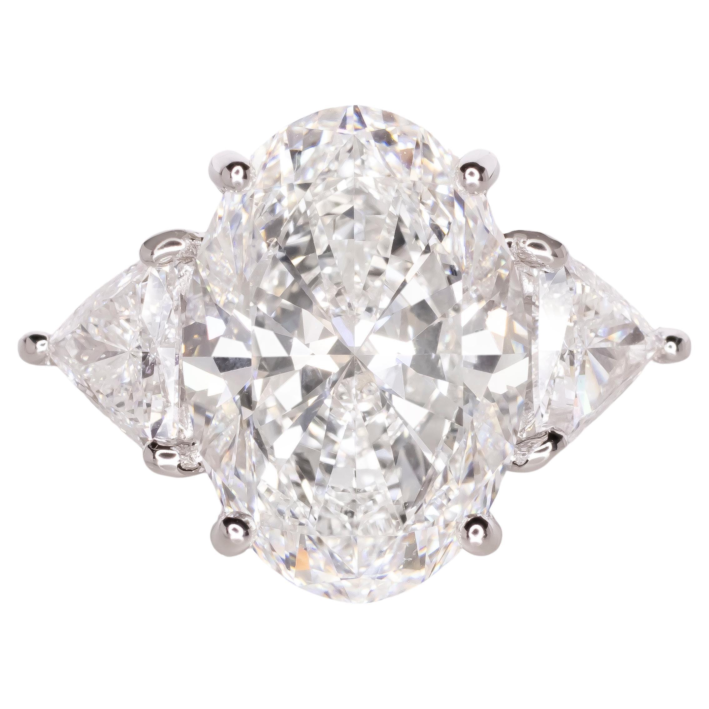 GIA Certified 4 Oval Diamond Ring with Trillion Diamond in Platinum en venta