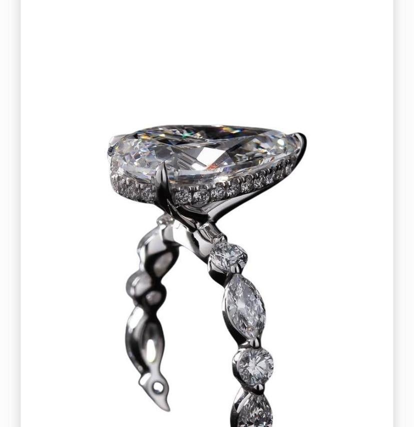 Eine Birne, die in reinem Winterglanz erstrahlt. 
Ein exquisiter Solitärring mit Diamanten in einem zeitgenössischen Design, so raffiniert und glamourös. 
Elegante Kurven, eisiges Glitzern - ein Ring, der festlich, zeitlos und mühelos luxuriös