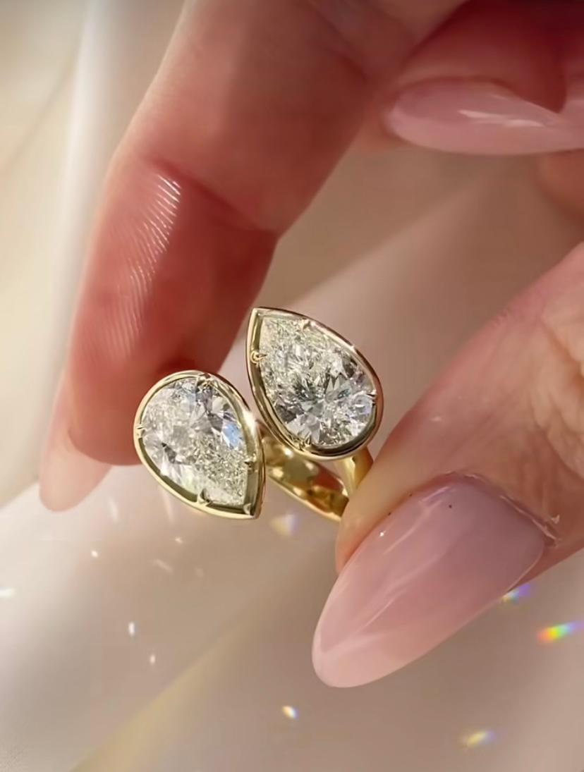 Taglio a goccia Certificato GIA da 4.00 carati  Anello con diamanti a forma di pera F/VS1 Toi Et Moi in oro 18 carati in vendita
