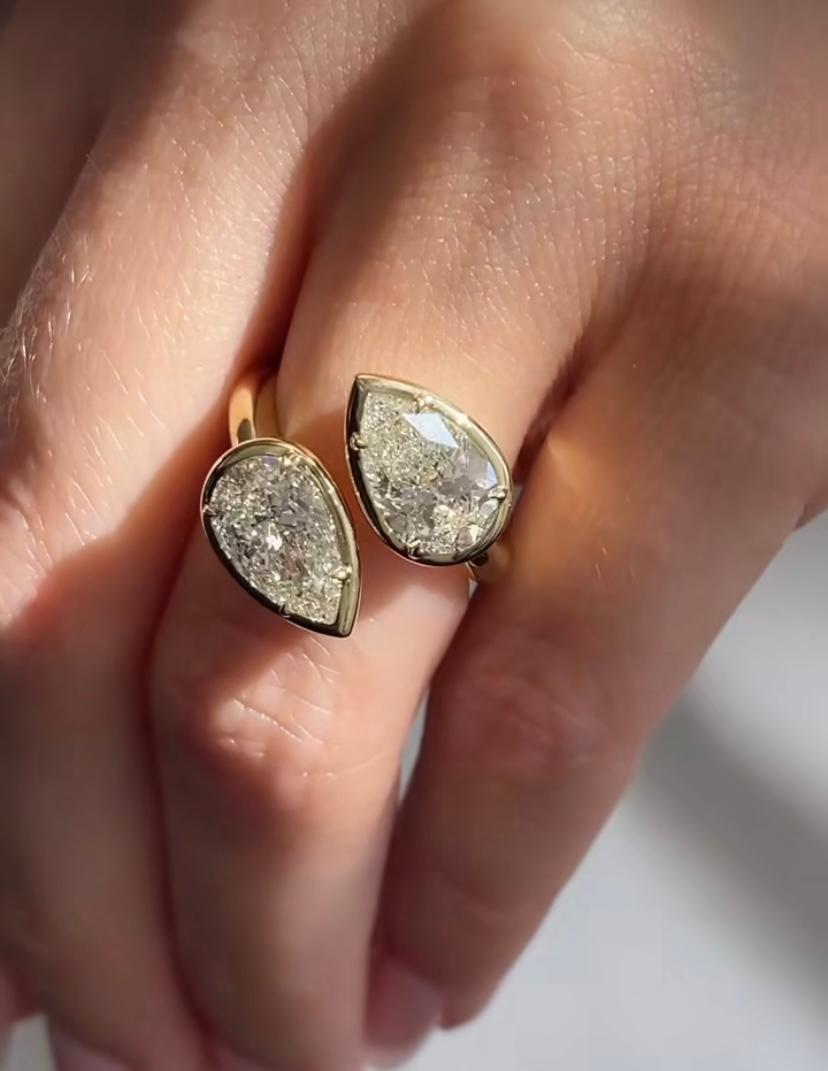 Donna Certificato GIA da 4.00 carati  Anello con diamanti a forma di pera F/VS1 Toi Et Moi in oro 18 carati in vendita