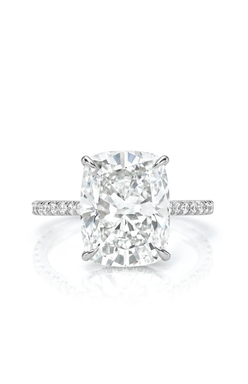 An exquisite solitaire ring in contemporary design , so elegant and refined design.
Elevate your timeless of beauty and add a touch of charm and class on your look.
Magnificent ring cone in 18k gold with lustrous Natural Diamond of 4,00 carats, in