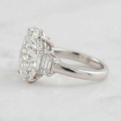 Anillo de tres piedras con un diamante de 4,00 quilates, talla ovalada y color E, certificado por el GIA
