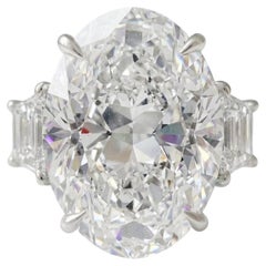 Anillo de tres piedras con un diamante de 4,00 quilates, talla ovalada y color E, certificado por el GIA