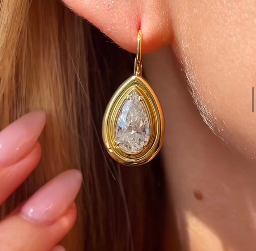 Un paio di squisiti orecchini di diamanti dal design contemporaneo, così elegante e raffinato,
Eleva la tua bellezza senza tempo e aggiungi un tocco di raffinatezza al tuo look.
Gli splendidi orecchini sono realizzati in oro 18 carati con un
