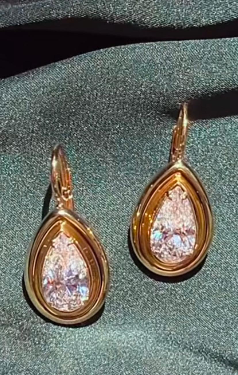 Taglio a goccia Diamanti a forma di pera certificati GIA da 4,00 carati 18 carati  Orecchini in oro in vendita