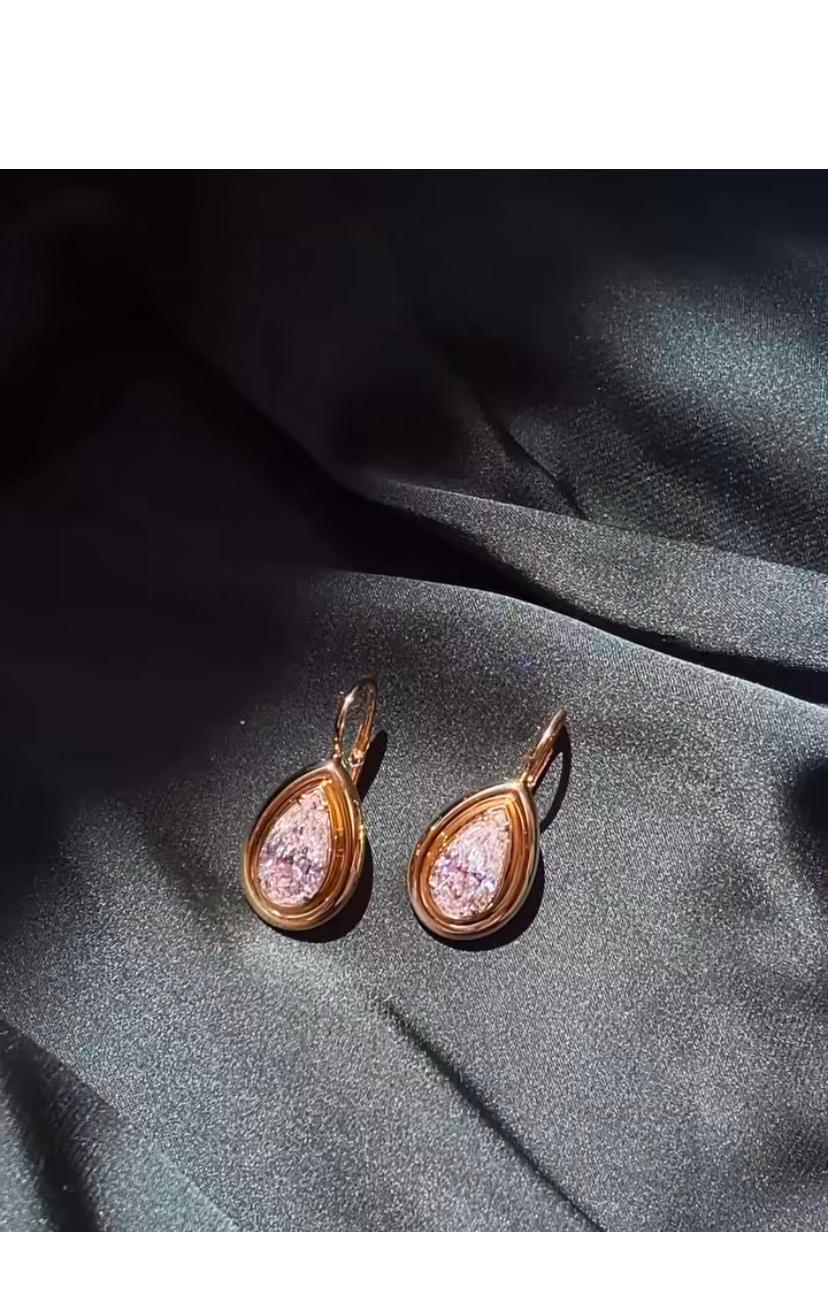 Donna Diamanti a forma di pera certificati GIA da 4,00 carati 18 carati  Orecchini in oro in vendita