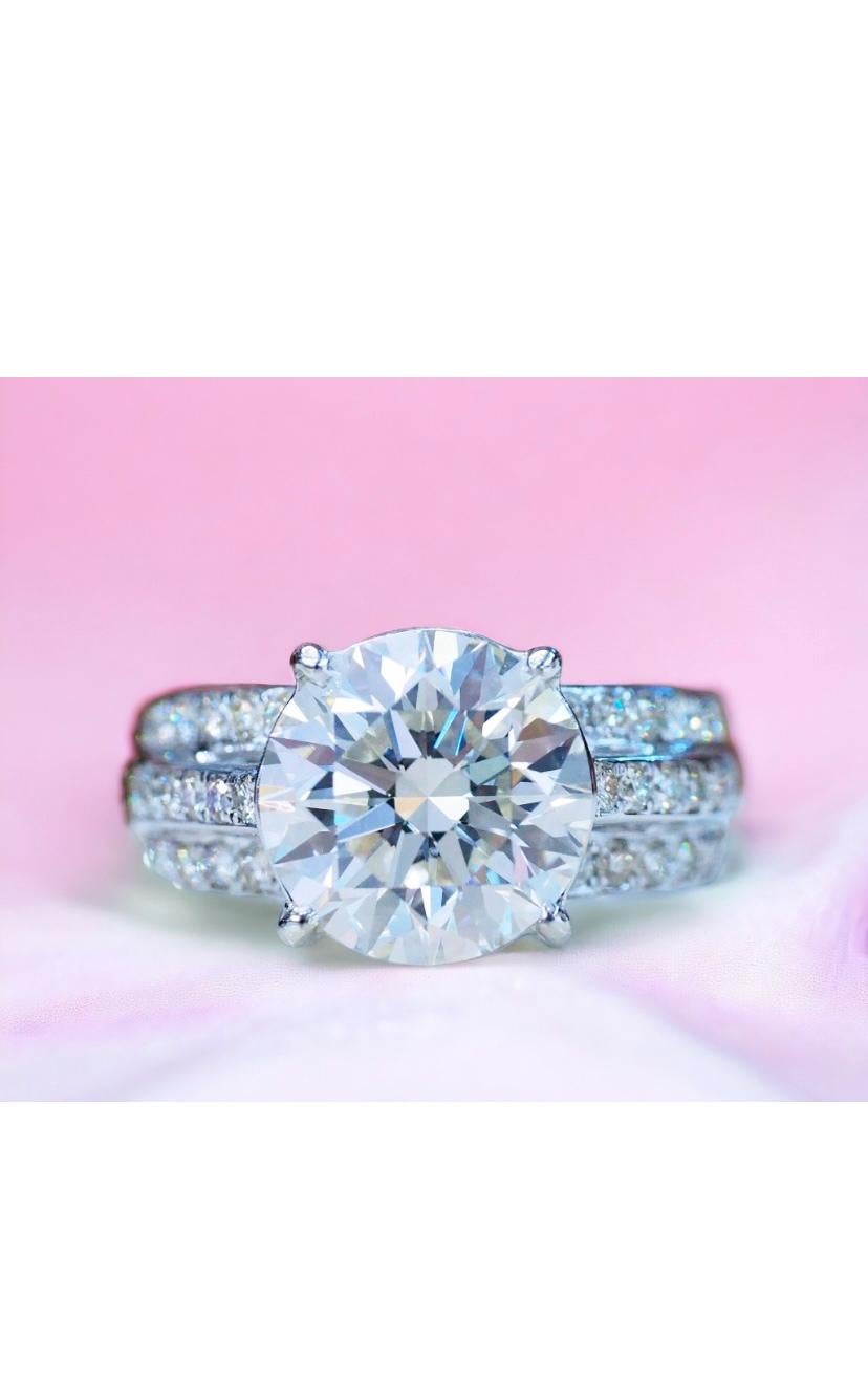 Ein exklusiver Solitärring in klassischem Design, so elegant und raffiniert im Stil.
Dieser Ring ist nicht einfach nur ein Ring, er ist ein Ausdruck von Macht, Prestige und unendlicher Brillanz. Dieses Stück ist eine Hommage an Raffinesse und