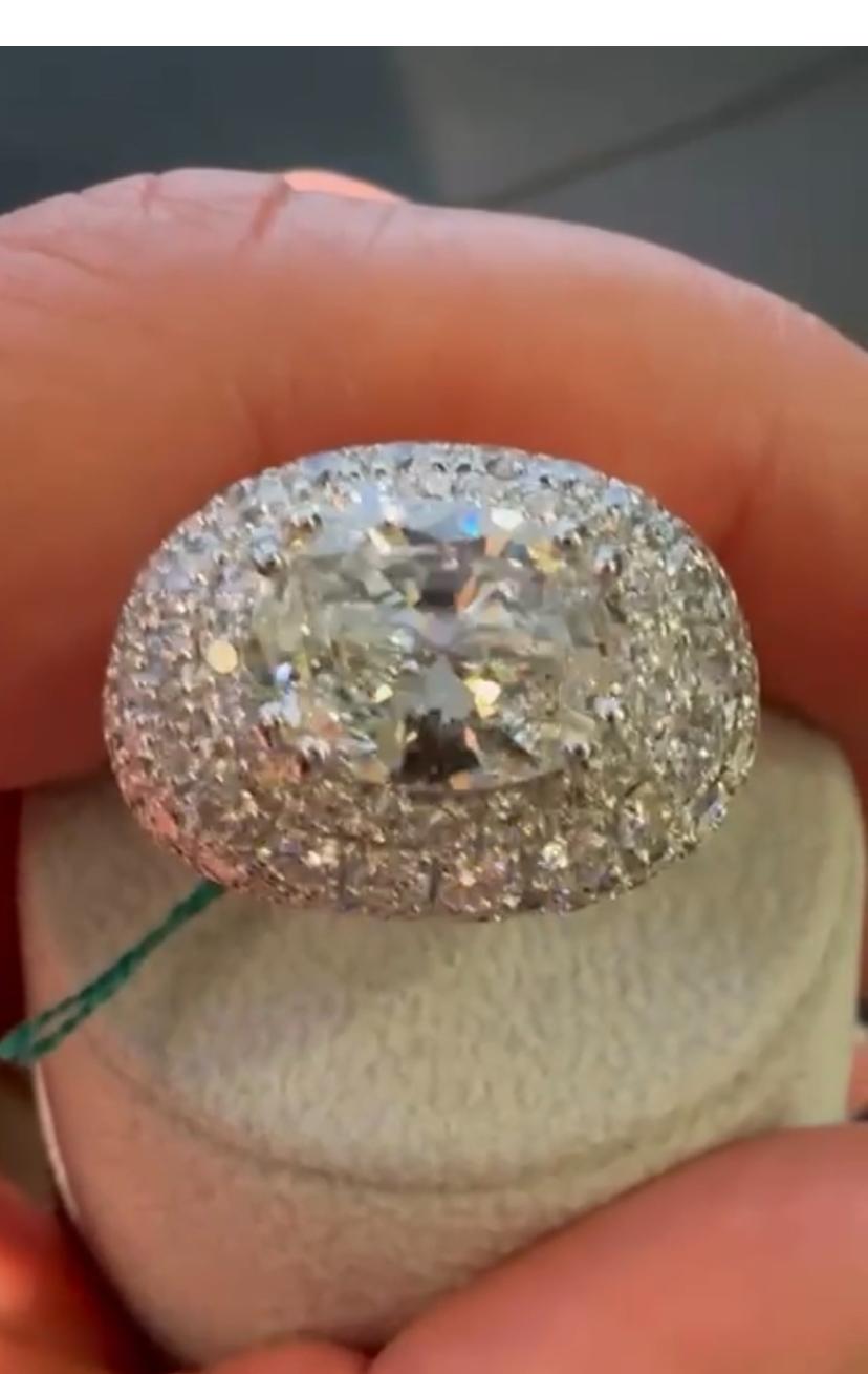Ein wunderschöner Ring, ein Meisterstück, so raffiniert und glamouröses Design, ein sehr liebenswerter Stil, von einem italienischen Designer.
Ring in 18K Gold mit einem zentralen GIA-zertifizierten natürlichen Diamanten von 4 Karat, in perfektem