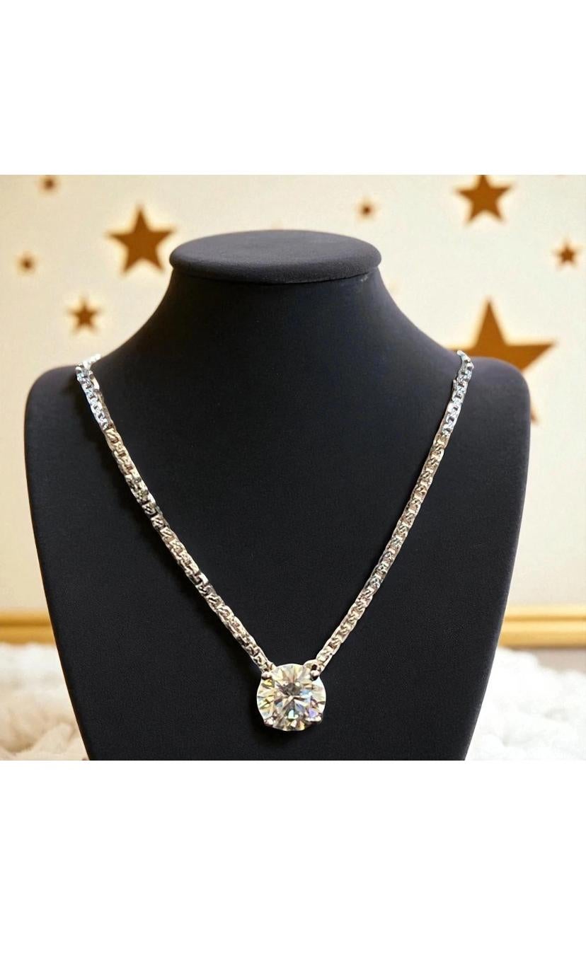 Eine exquisite Diamant-Solitär-Halskette in zeitgenössischem Design, so elegant und stilvoll.
Erhöhen Sie Ihre zeitlose Schönheit und verleihen Sie Ihrem Look einen Hauch von Klasse und Raffinesse.
Atemberaubende Halskette kommen in 18k Gold mit