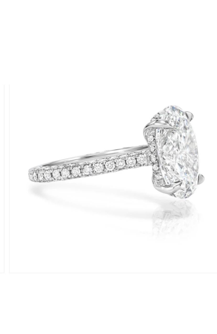 Uno squisito anello solitario con diamanti dal design contemporaneo, dallo stile elegante e raffinato.
Eleva la tua bellezza senza tempo e aggiungi un tocco di classe e di luce al tuo look.
Il magnifico anello è realizzato in oro 18 carati con un