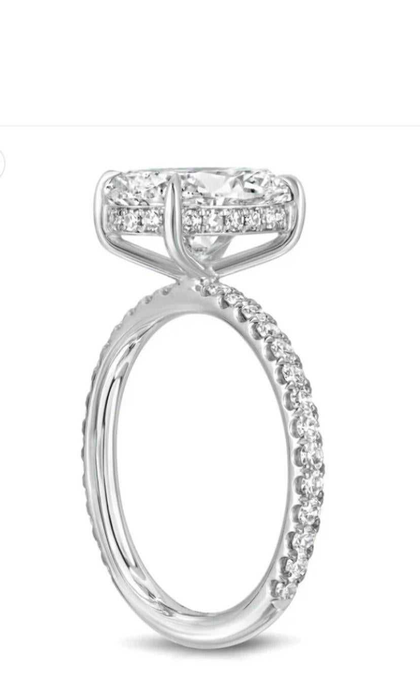 Taglio ovale Anello solitario in oro 18K con diamante ovale certificato GIA da 4,00 carati E/VS2 in vendita
